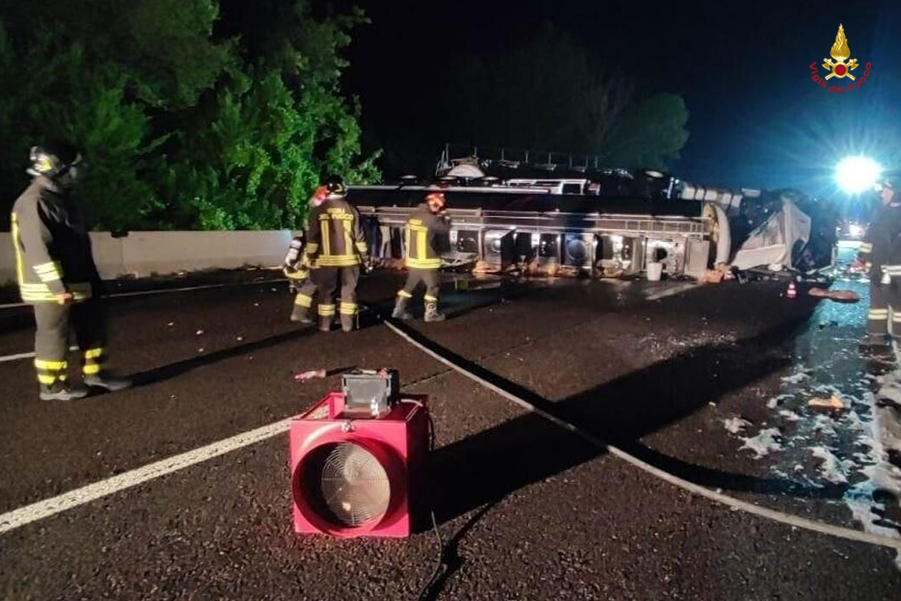 Vigili del fuoco impegnati nel travaso di etere dall'autocisterna ribaltata sulla A14