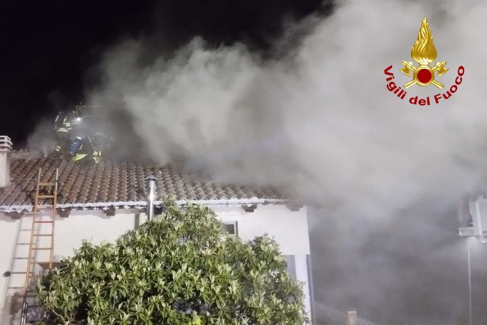Incendio del tetto ventilato di un'abitazione