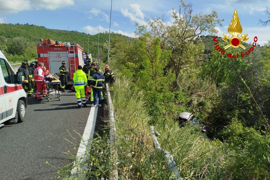Incidente stradale con macchina in una scarpata