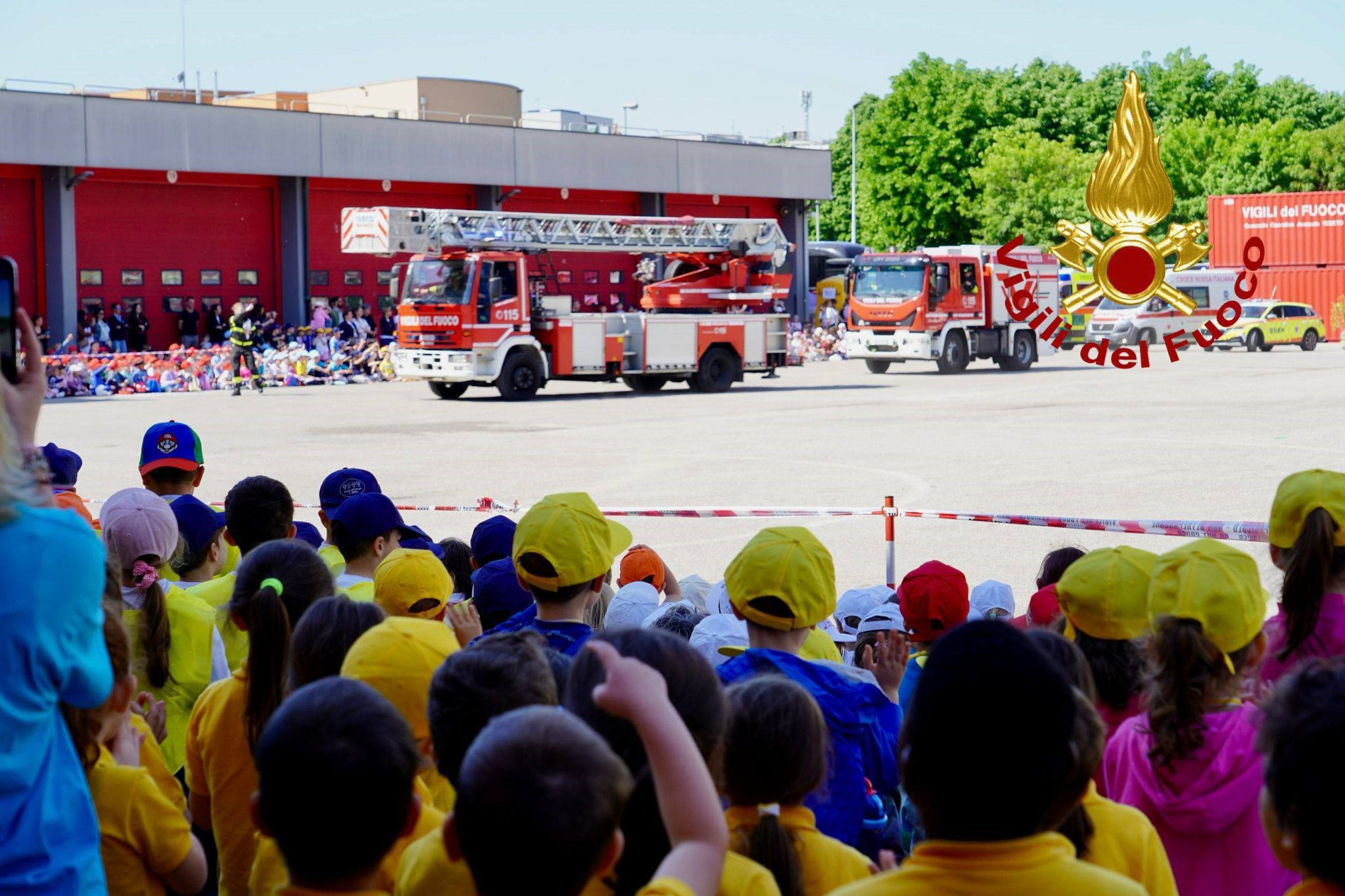PADOVA, SAGGIO DIMOSTRATIVO DEI VIGILI DEL FUOCO: CENTINAIA DI BAMBINI ALLA SEDE DI VIA SAN FIDENZIO
