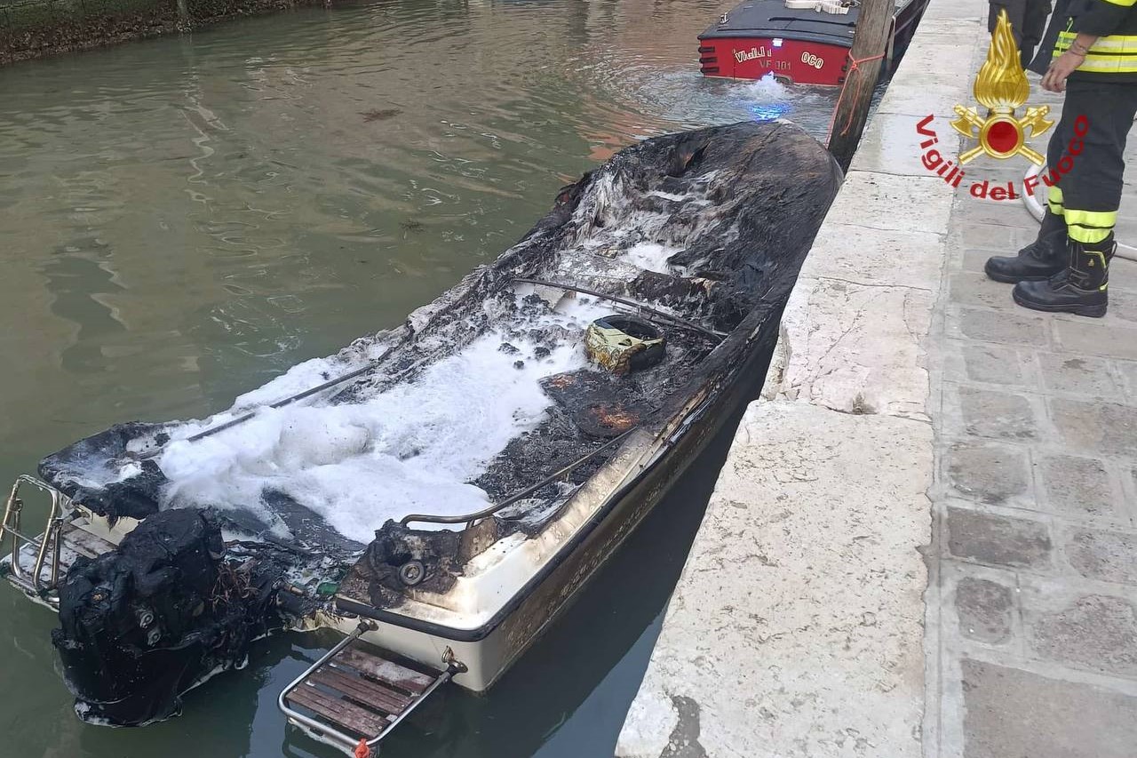 Incendio barchino Venezia