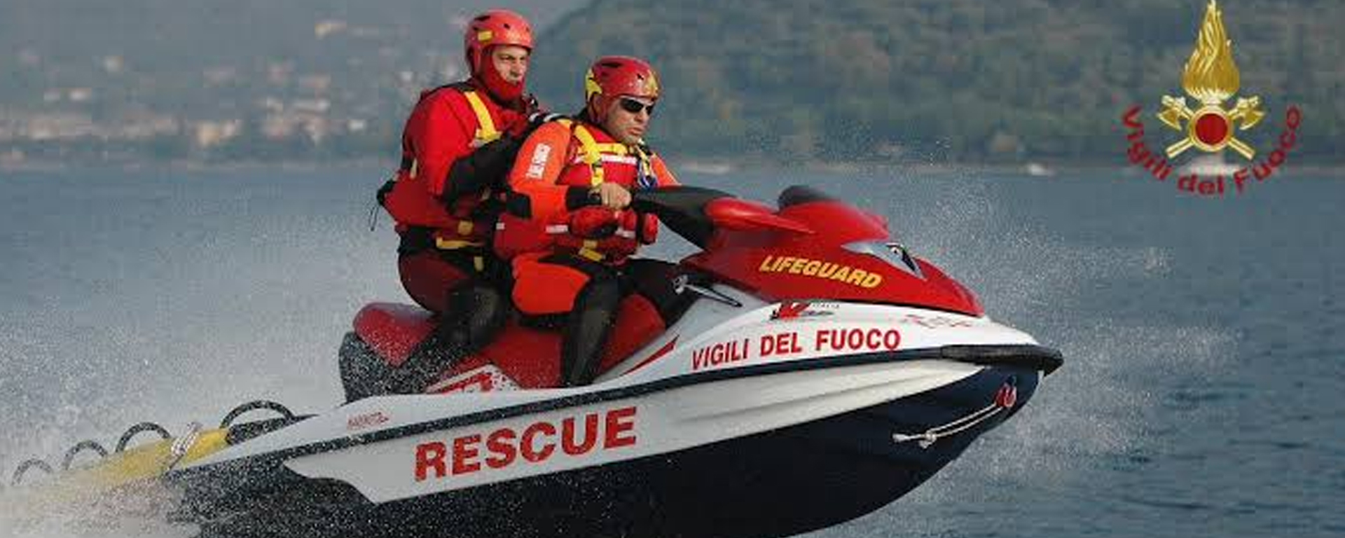 Soccorritori Acquatici dei Vigili del fuoco su una moto d'acqua