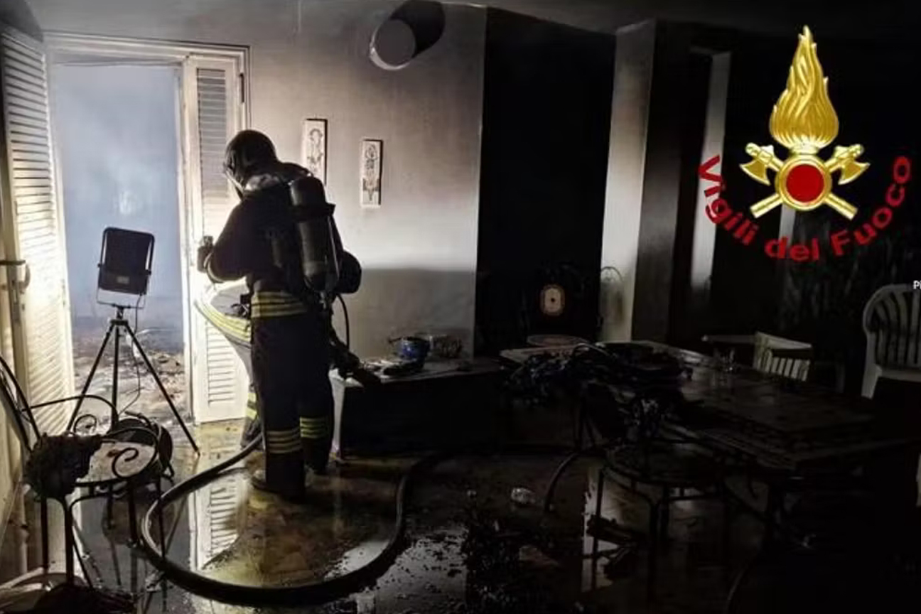 I Vigili del fuoco al lavoro per l'incendio scoppiato in un appartamento in via Piave a Grosseto