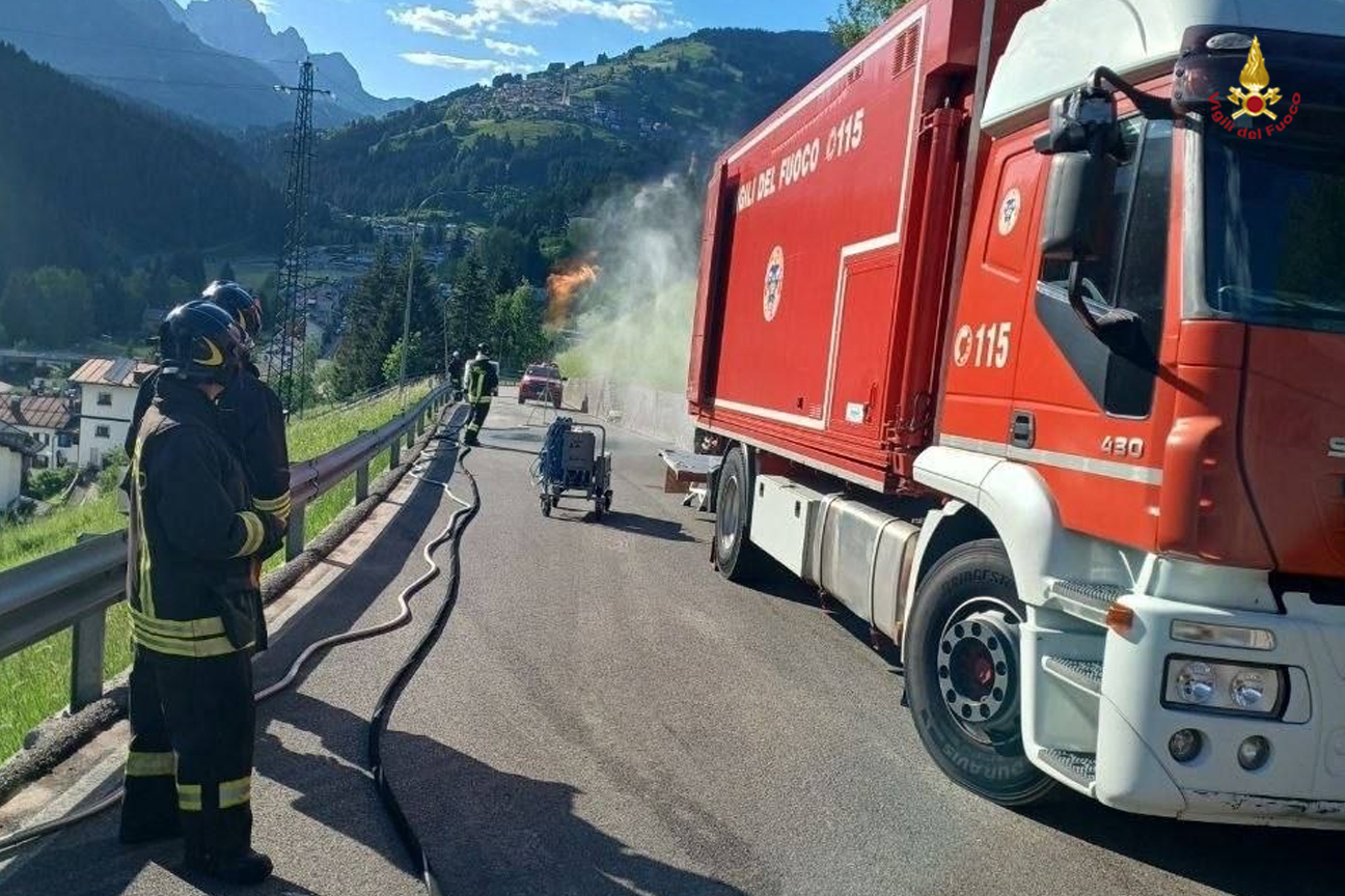 Vigili del fuoco impegnati a San Pietro di Cadore per l'incendio di un'autocisterna carica di GPL