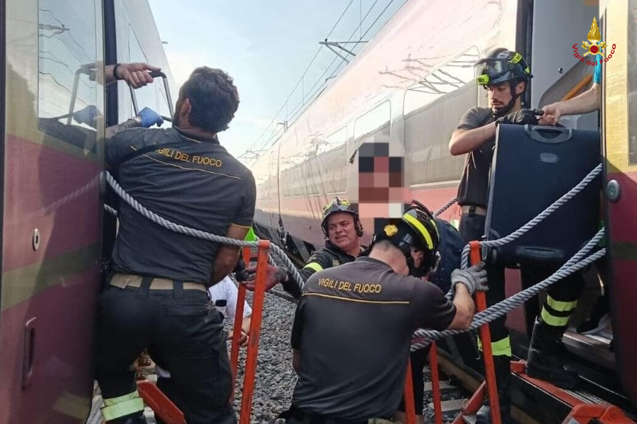 Vigili del fuoco in soccorso dei passeggeri del treno rimasto bloccato sulla linea alta velocità nei pressi di Reggio Emilia