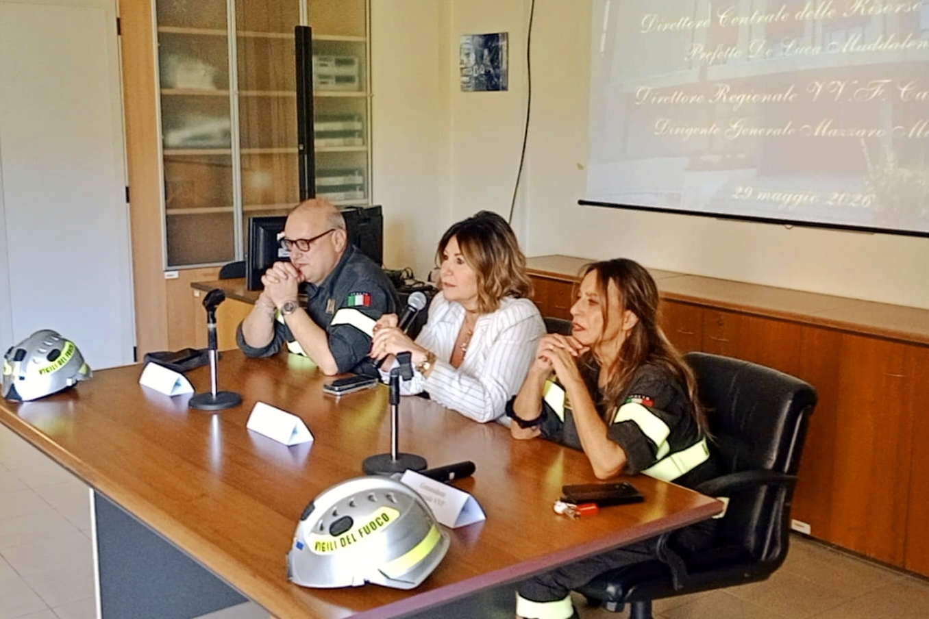 Visita istituzionale del Direttore Centrale per le Risorse Umane, Prefetto Maddalena De Luca, presso il Comando dei Vigili del Fuoco di Avellino  Nella giornata del 29 maggio 2026 il Comando Provinciale dei Vigili del Fuoco di Avellino ha accolto la visita istituzionale del Direttore Centrale per le Risorse Umane del Corpo Nazionale dei Vigili del Fuoco, Prefetto Maddalena De Luca.  Alla visita ha preso parte anche il Direttore Regionale dei Vigili del Fuoco della Campania, Ing. Michele Mazzaro, la cui pres