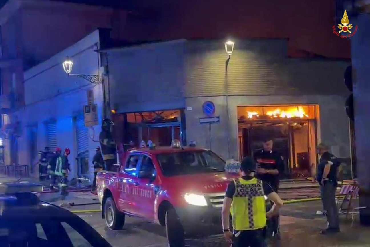 Vigili del fuoco alla fine dell'intervento a Casale Monferrato per l'incendio in una videoteca