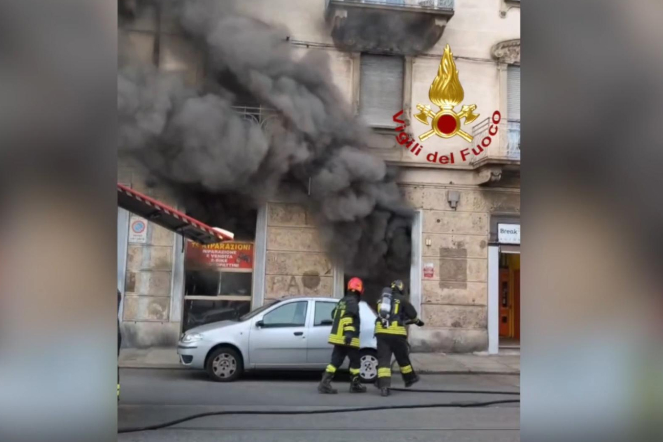 I Vigili del fuoco alle prese con l'incendio scoppiato in un negozio di monopattini elettrici nella zona est di Torino