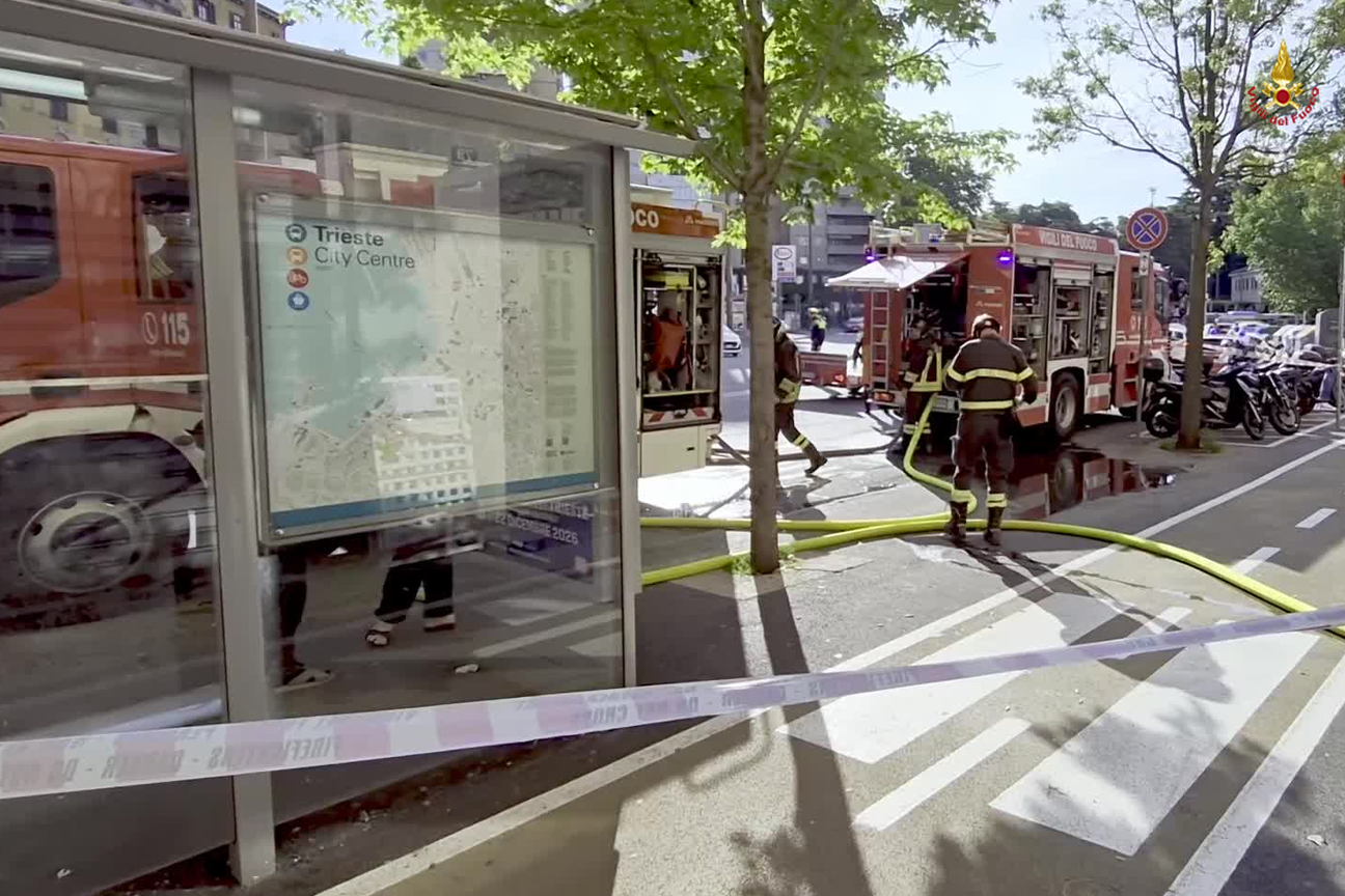 I Vigli del fuoco al termine dell'intervento per l'incendio in un appartamento di uno stabile in via D'Annunzio a Trieste