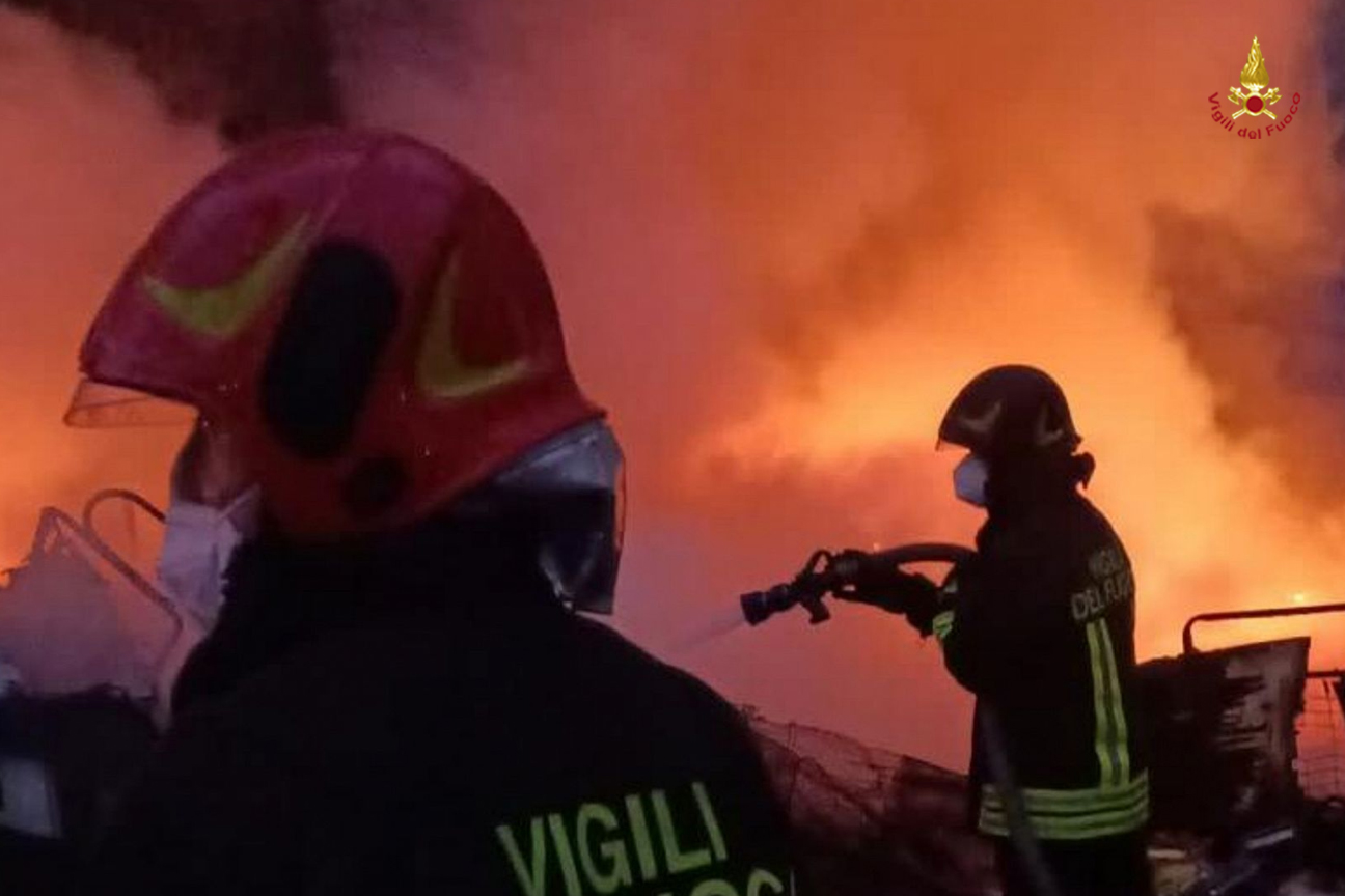 Immagine di repertorio di intervento dei vigili del fuoco per incendio in un capannone industriale