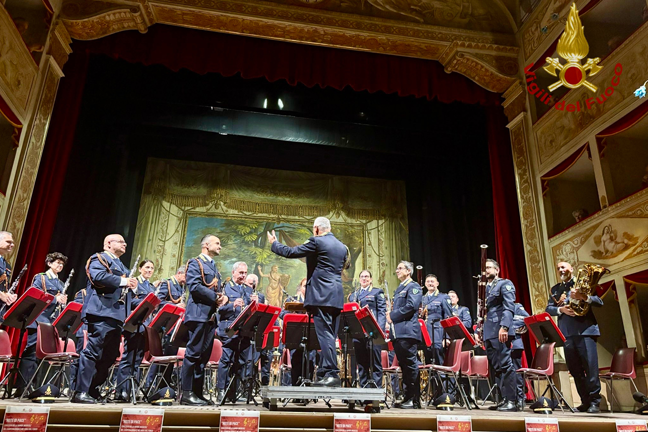 La Banda Musicale dei Vigili del fuoco sul palco del Teatro De La Sena di Feltre