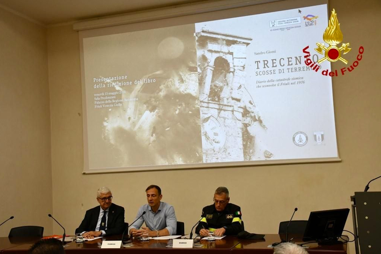Presentazione del libro Trecento scosse di teremoto. si riconoscono nella foto da sinistra l'ng. Giomi, il presidente del Friuli Fedriga e il direttore VVF Giudice