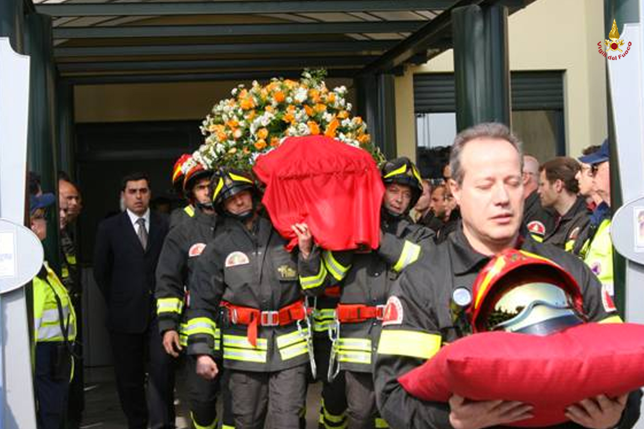 Un momento dei funerali di Marco Cavagna celebrati il 10 aprile 2009