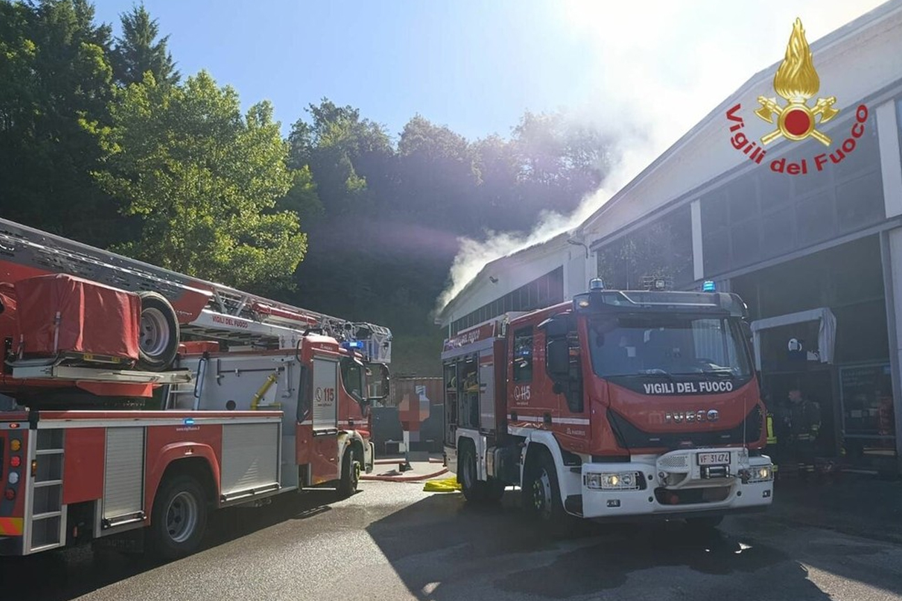 Vigili del fuoco al lavoro per l'incendio scoppiato nel capannone della Marchisio Bici a Millesimo