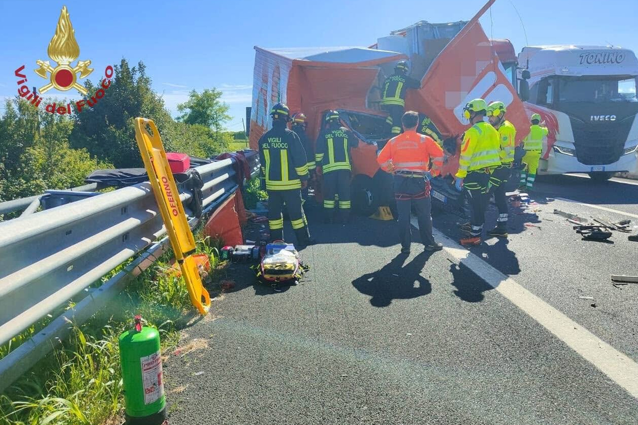 Lo scontro tra due Tir e un furgone sull'autostrada A4