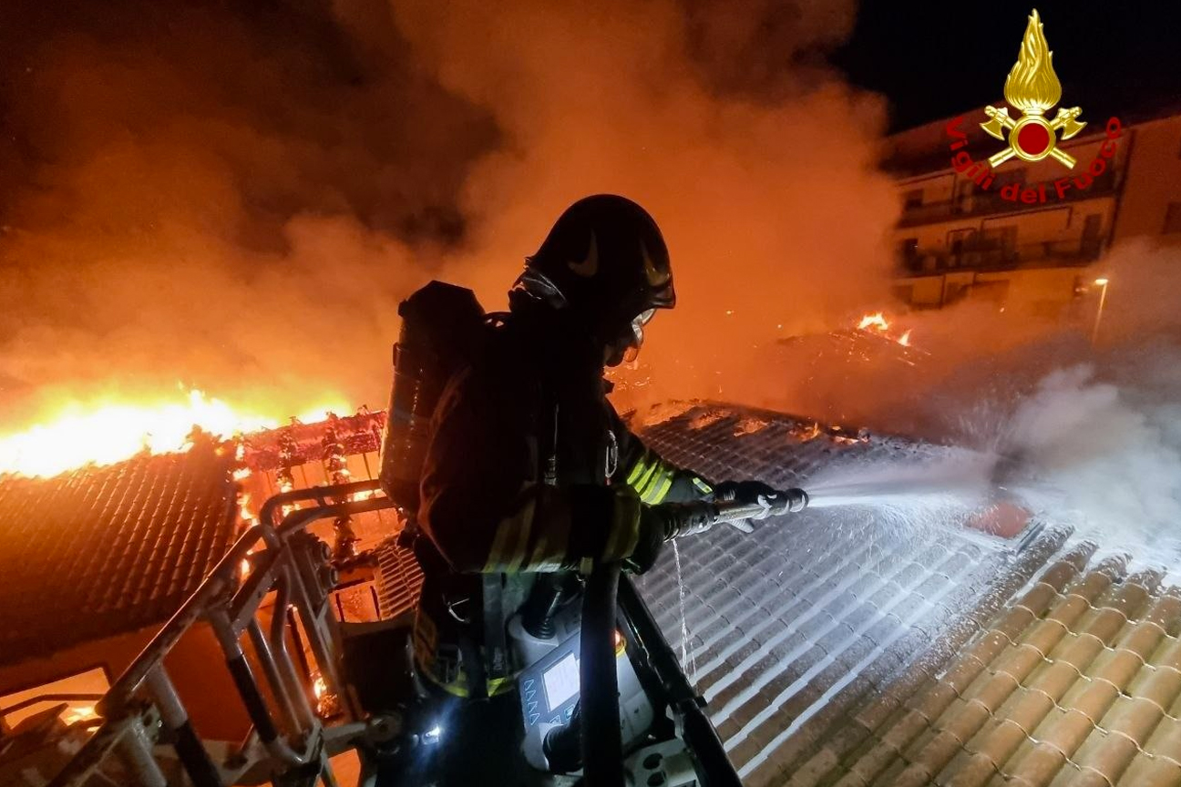 Vigili del fuoco mentre spengono l'incendio sul tetto del plesso scolastico ocmunale del comune di Casacalenda