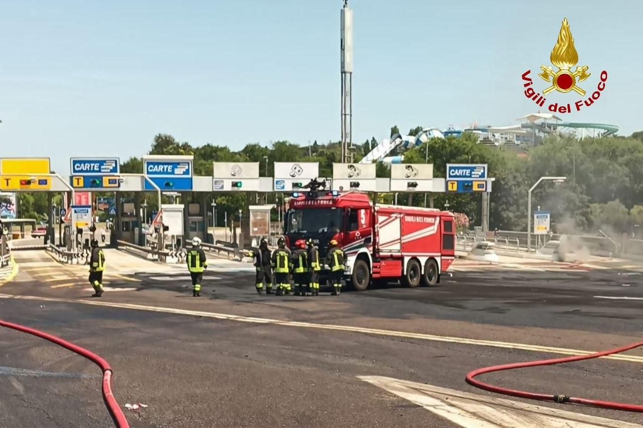 Vigilil del fuoco spengono l'incendio dell'autocisterna ribaltata nei pressi del casello autostradale di Riccione