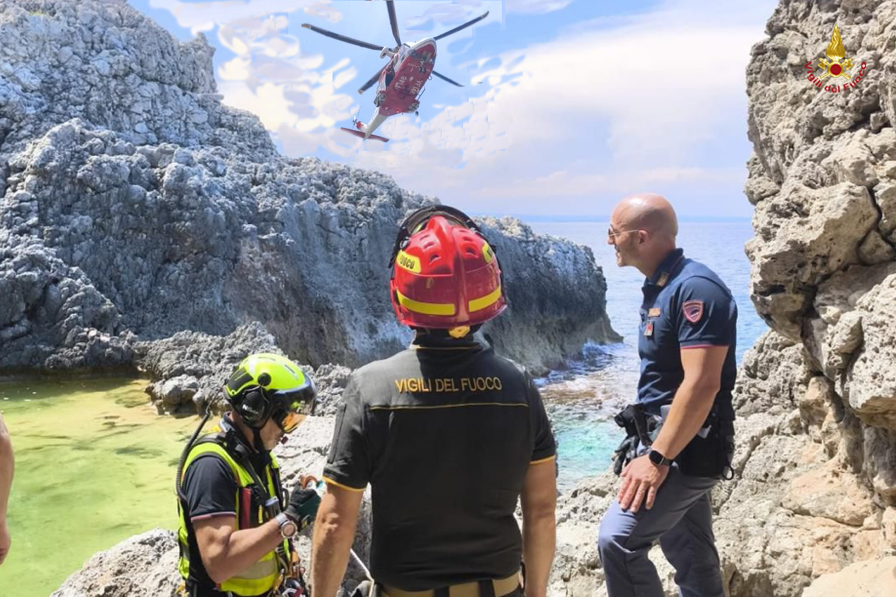 L'intervento dell'elicottero dei Vigili del fuoco nelle operazioni di soccorso dell'uomo infortunatosi a Punta Cannone