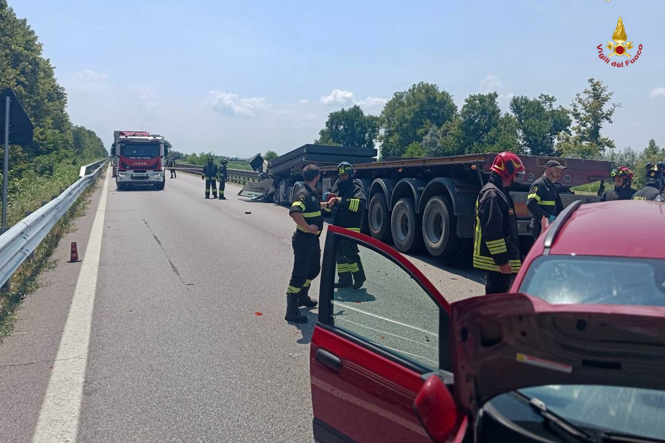 L'intervento dei vigili del fuoco per l'incidente sulla SS 309 Romea