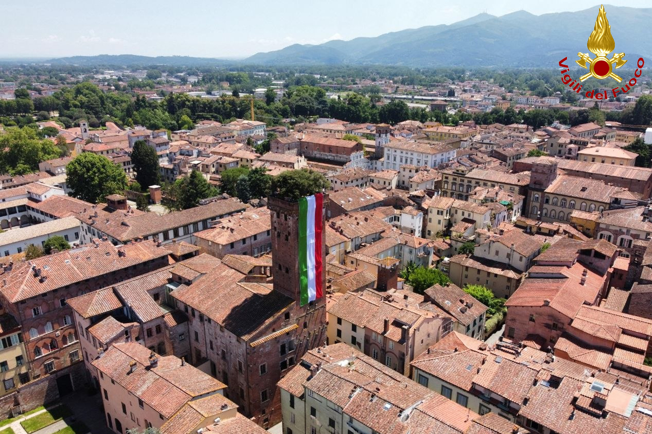 Ticolore sulla torre Guinigi