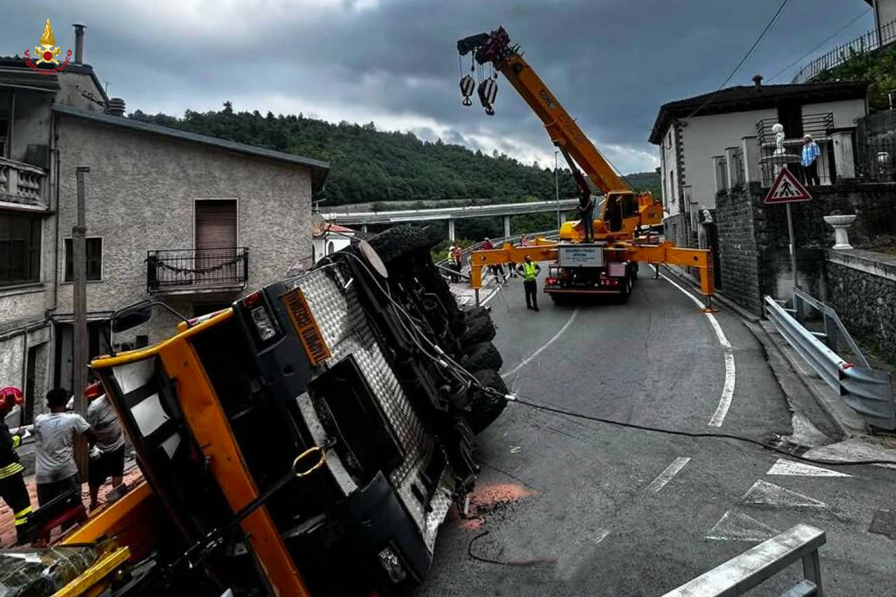 Autogrù si ribalta sulla sp 28 a Roccavignale e danneggia una casa