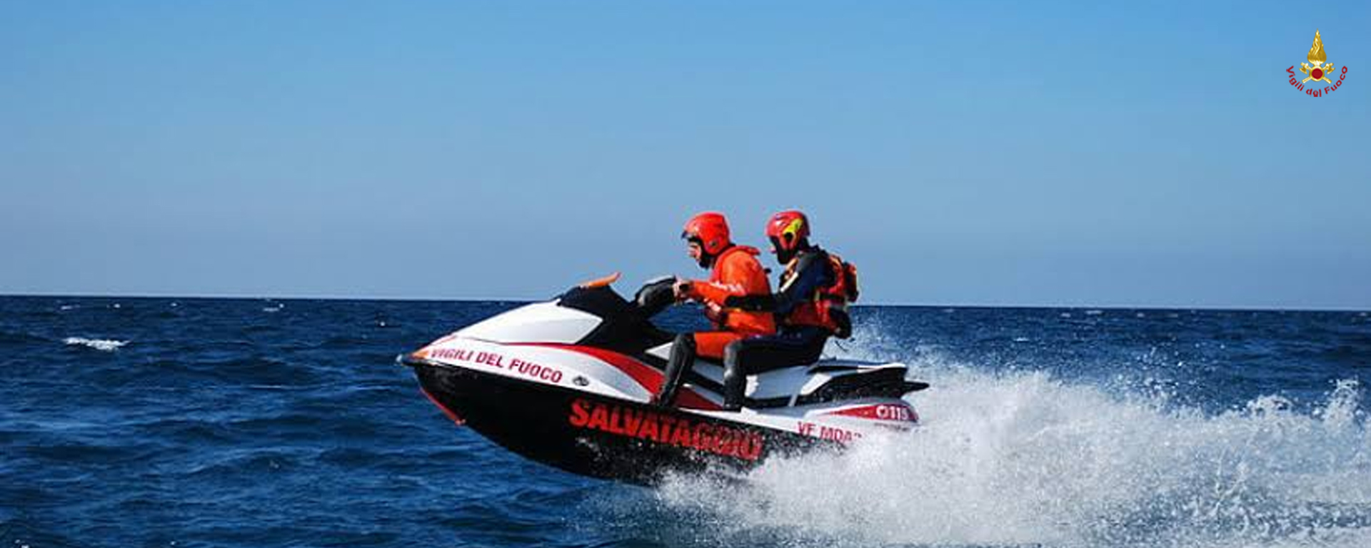Immagine di repertorio di addestramento su moto d'acqua dei Vigili del fuoco per il salvataggio in mare