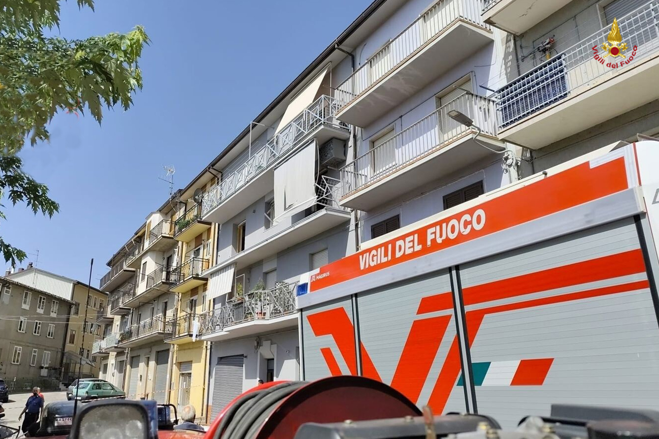 Vigili del fuoco al lavoro dopo l'esplosione in un appartamento di una palazzina a San Giovanni in Fiore