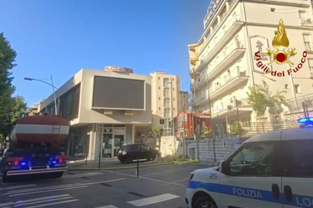 Intervento dei vigili del fuoco a Gabicce Mare per l'incendio in un hotel sulla circonvallazione