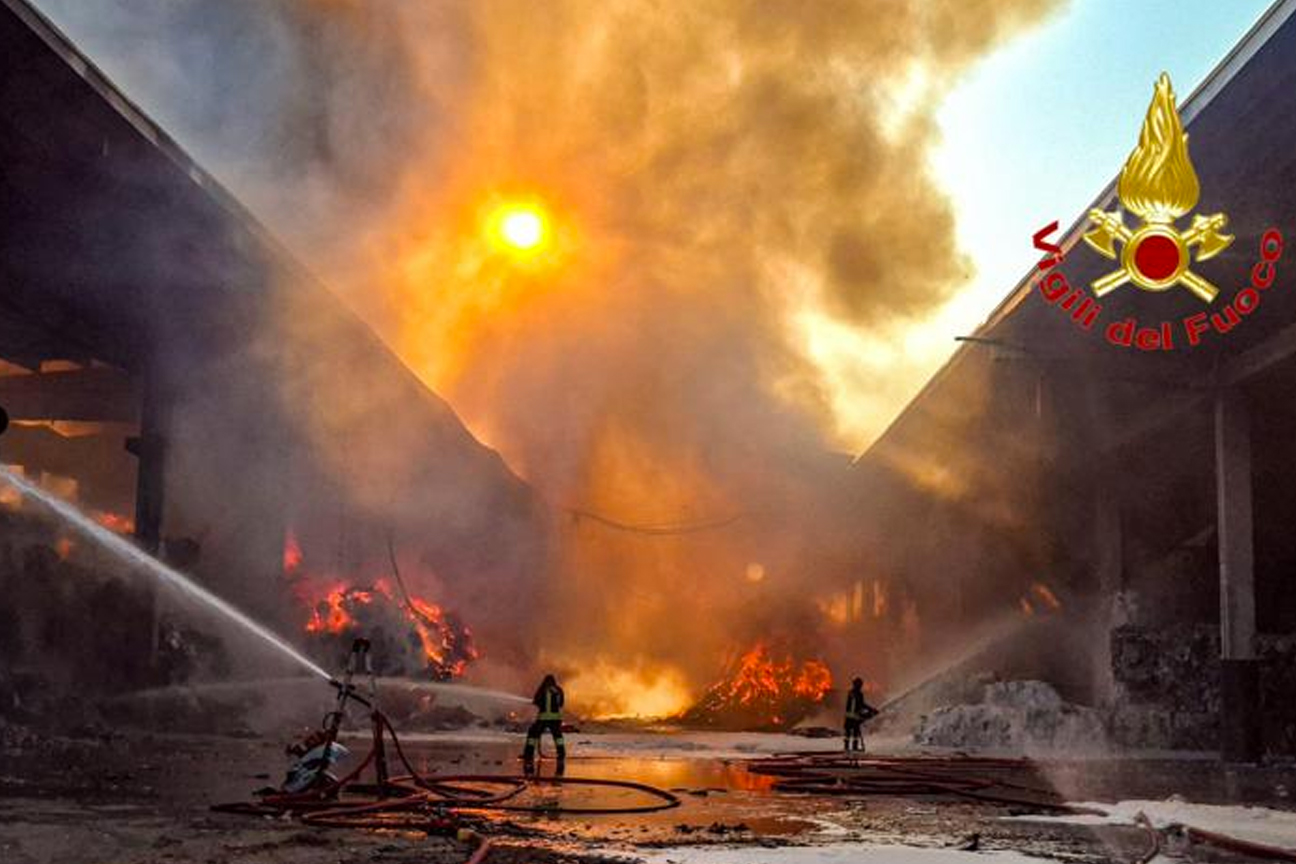 L'intervento dei vigili del fuoco per l'incendio scoppiato in un'isola ecologia di novate milanese