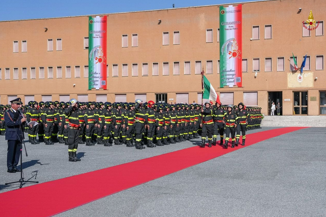 Gli allievi vigili del fuoco del 102 corso schierati nel cortile delle Scuole Centrali Antincendi di Capannelle in attesa del giuramento