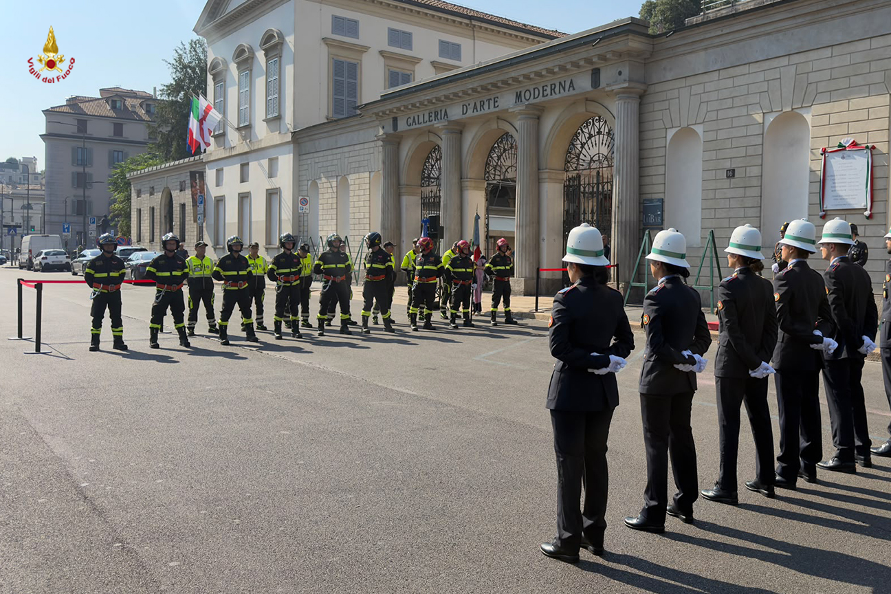 Lo schieramento di fornte al PAC dove scoppiò l'autobomba di Cosa Nostra