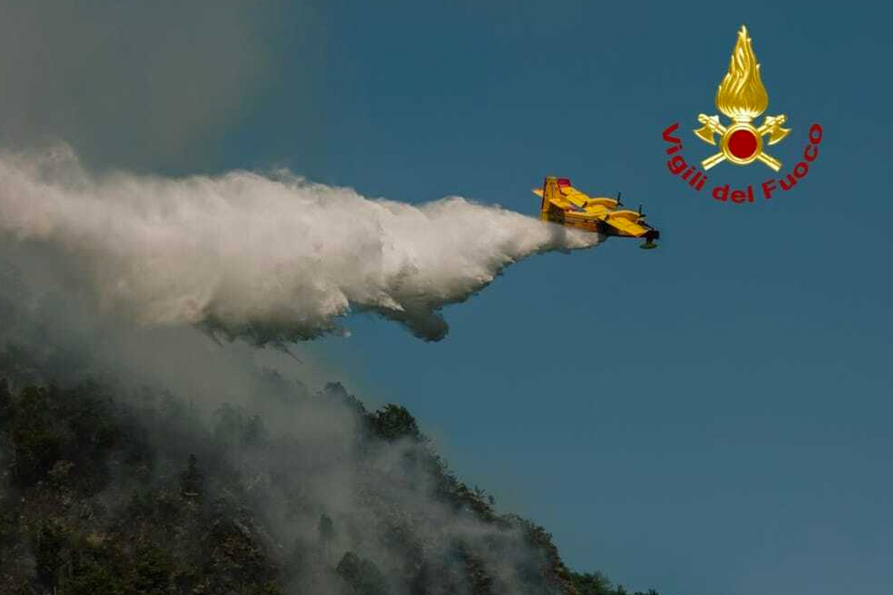 Canadair dei Vigili del fuoco impegnato nel contrasto agli incendi di bosco in Piemonte