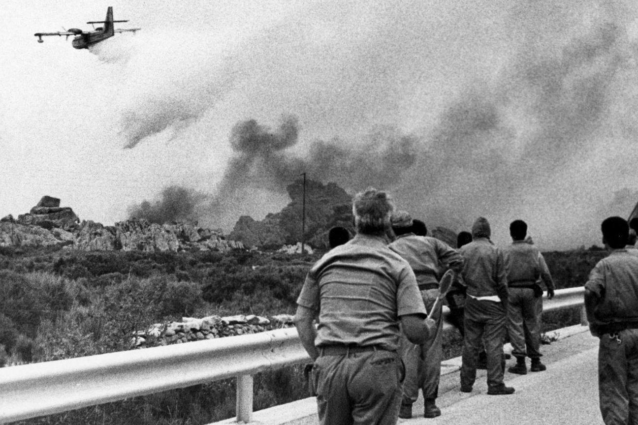 Intervento di un canadair per spegnere uno dei roghi che bruciarono la Sardegna nell'estate del 1989