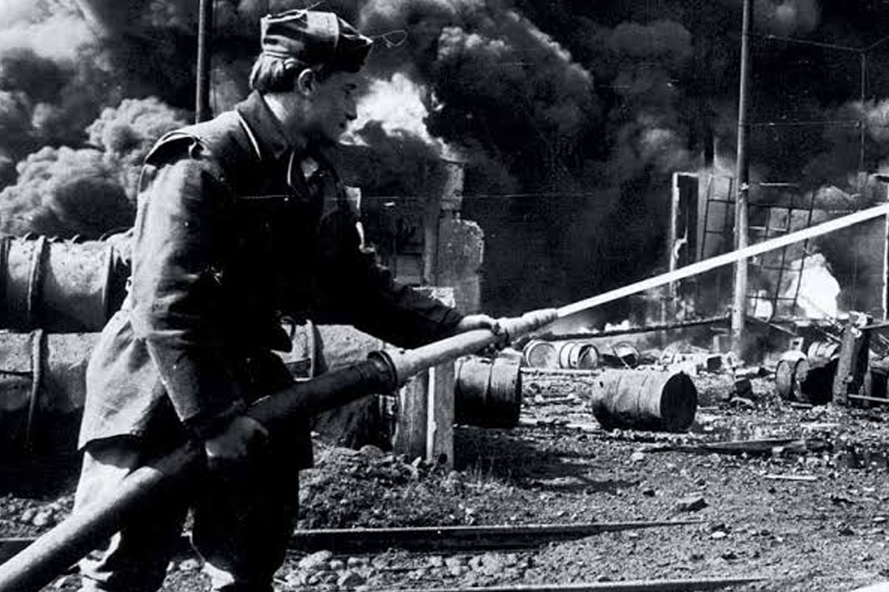 Vigili del fuoco di Torin impegnati a spegnare gli incendi durante i bombardamenti della II Guerra Mondiale. Immagine di proprietà dell'Associazione Nazionale dei Vigili del Fuoco