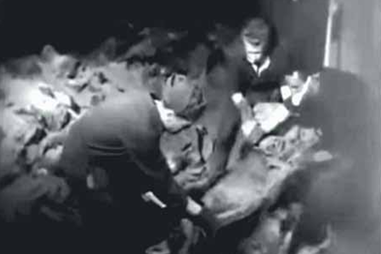 Il recupero delle vittime delle Fosse Ardeatine da parte dei Vigili del fuoco. Immagine dell'Associazione Nazionale dei Vigili del fuoco