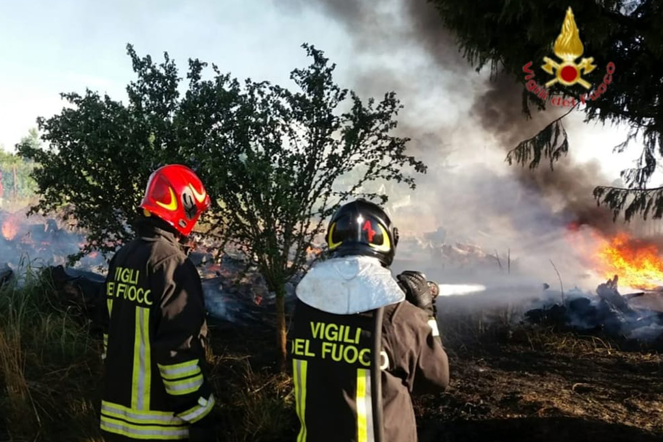 Immagine di repertorio di intervento dei Vigili del fuoco per incendio di vegetazione