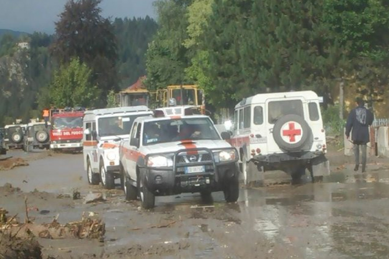 I mezzi dei soccorsi impegnati nei luoghi dell'alluvione della Val Canale