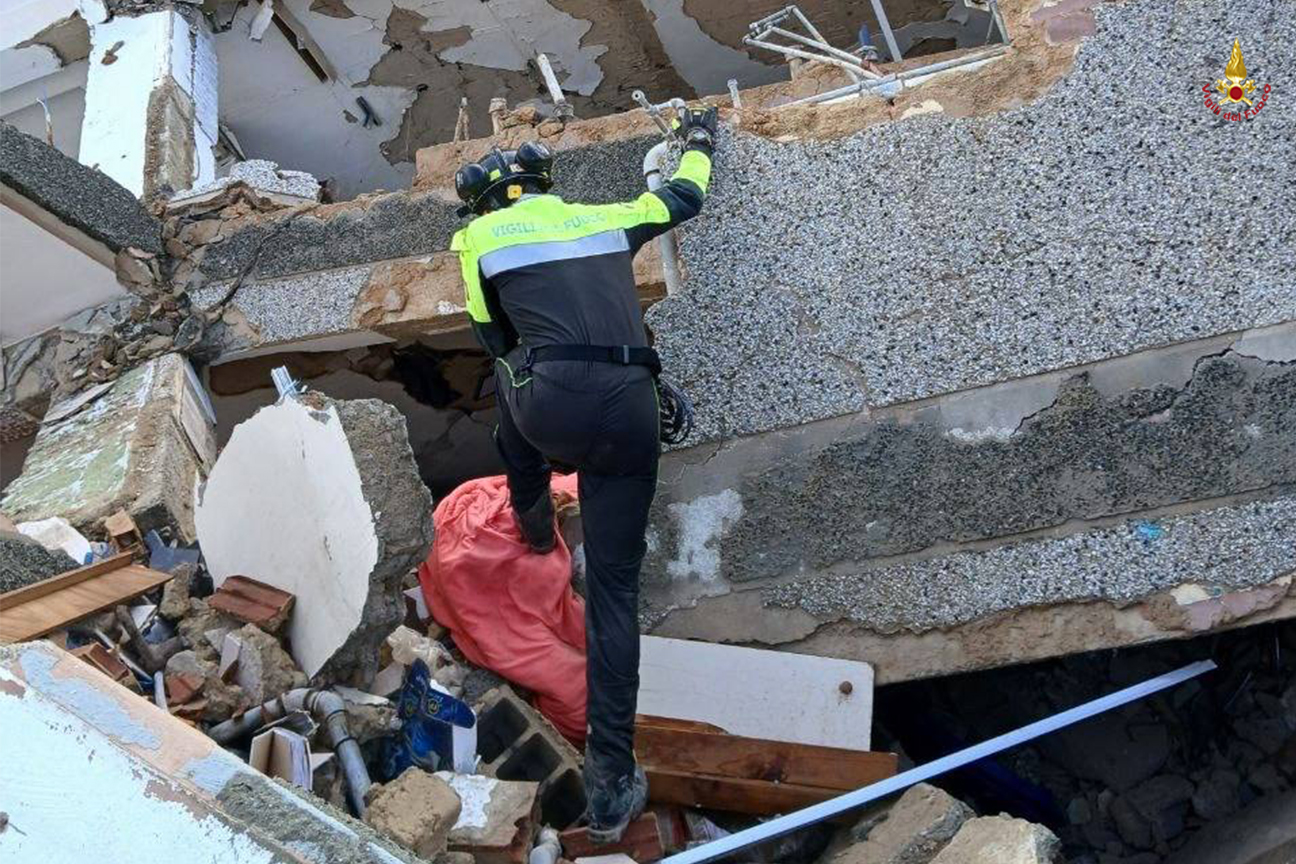 Un vigile del fuoco italiano impegnato nelle operazioni di soccorso in Venezuela