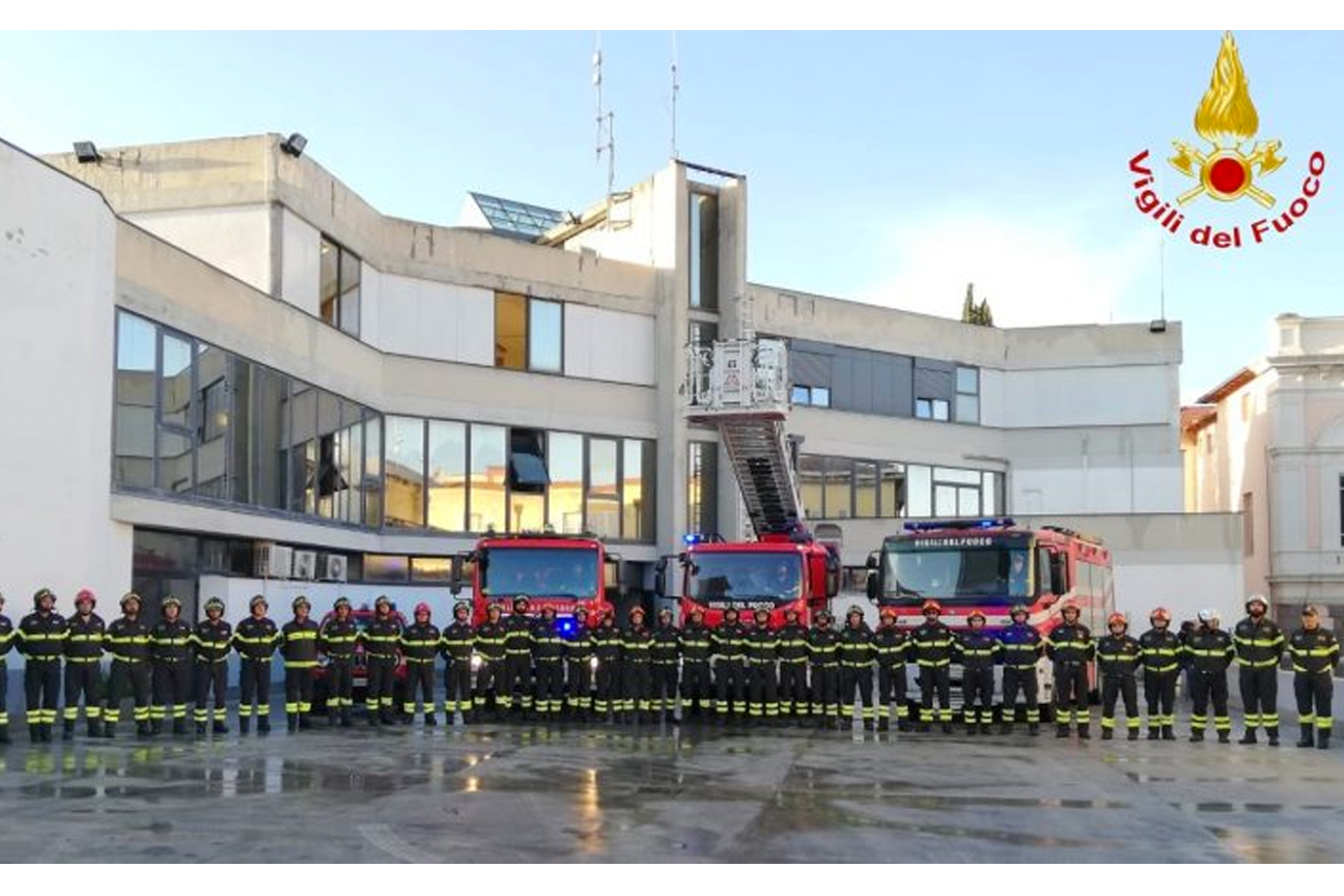 I Vigili del fuoco e i loro mezzi schierati di fronte la sede del comando di Sassari