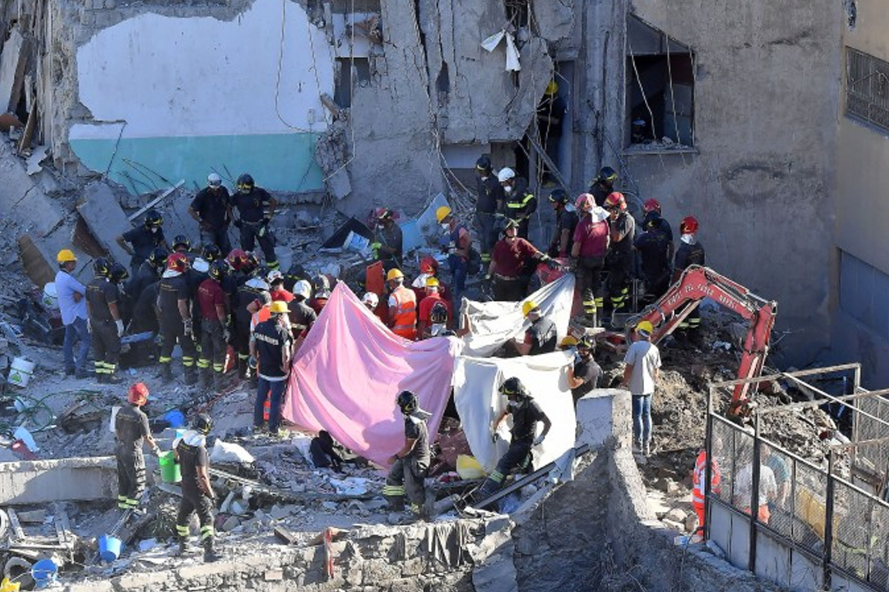 I Vigili del fuoco impegnati nelle ricerche tra le macerie della palazzina crollata a Torre Annunziata il 7 luglio 2017