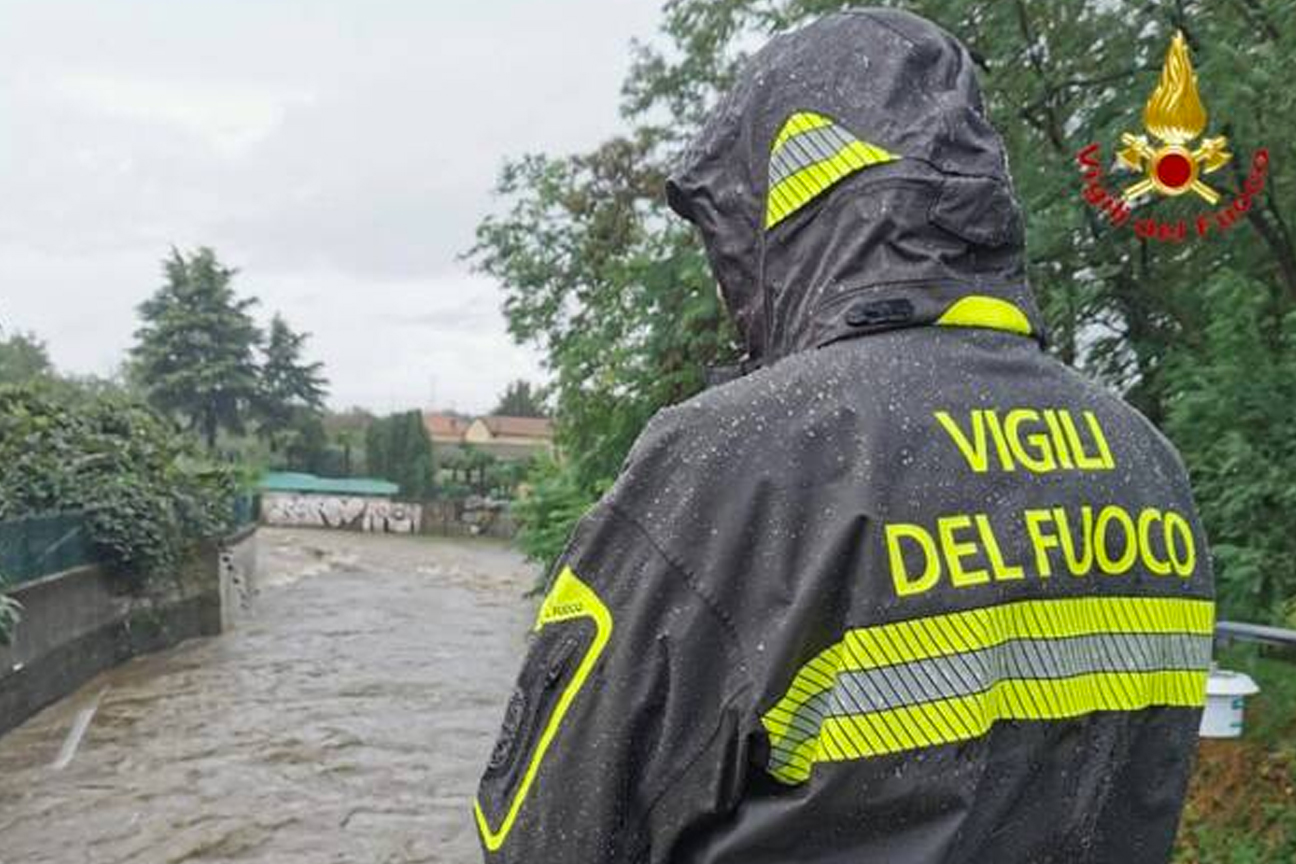 Vigili del fuoco impegnati nelle operazioni di soccorso in seguito al maltempo che ha colpito il nord Italia