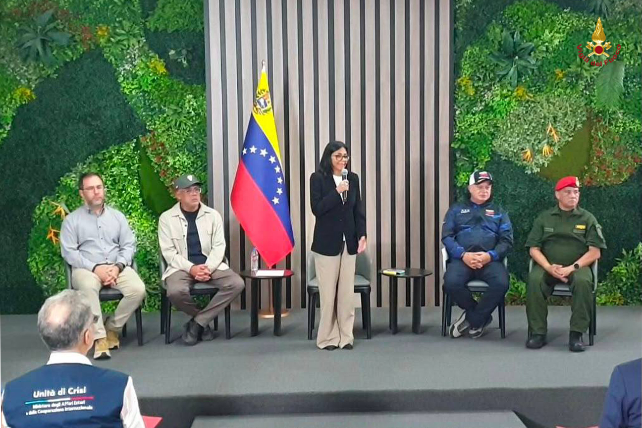 La presidente Rodriguez consegna la onorificenza di Eroe del Venezuela al contingente dei Vigili del fuoco italiani per l'aiuto nelle operazioni di soccorso dopo il terremoto