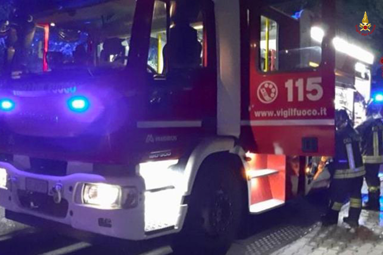 Intervento dei vigili del fuoco per l'incendio del palazzo fumagalli federici in centro storico a La Spezia