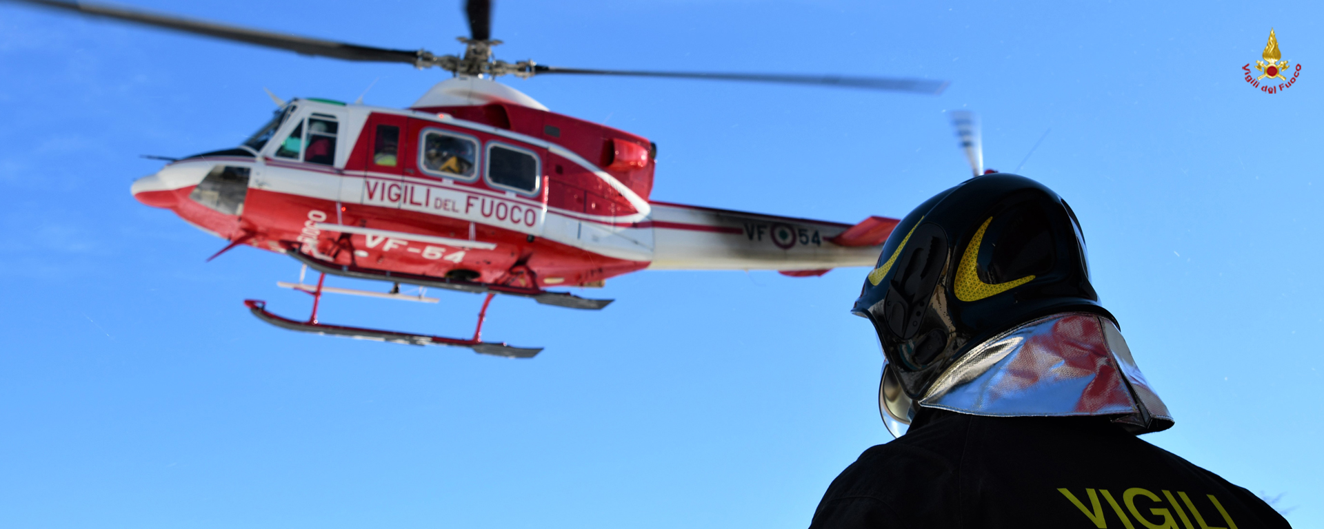 Immagine di repertorio: un DOS (Direttore delle Operazioni di spegnimento) dei Vigili del fuoco coordina operazioni antincendio di un elicottero Drago del Corpo nazionale