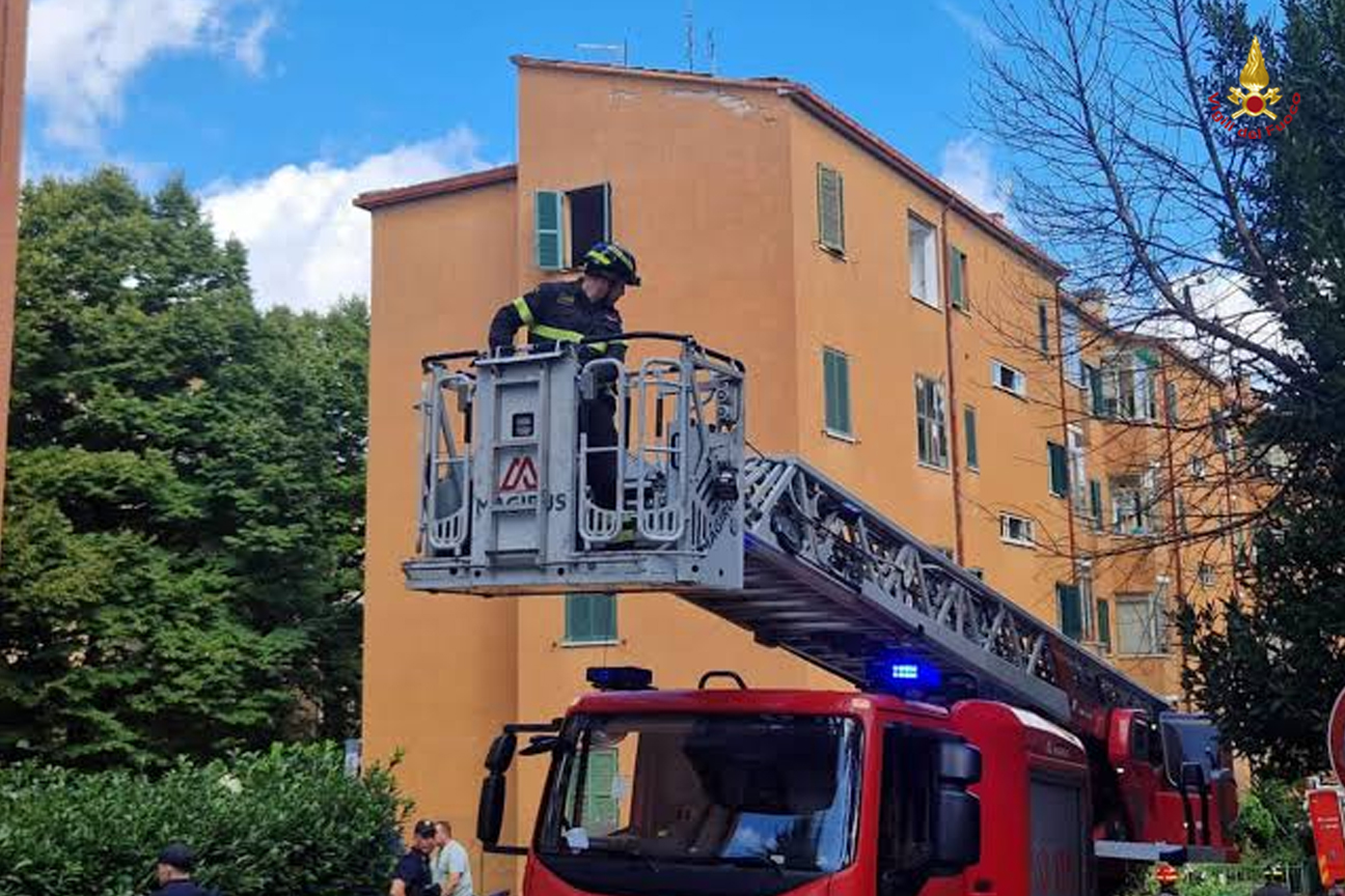 Intervento dei vigili del fuoco a Perugia per l'esplosione in una palazzina che causato il crollo parziale del tetto