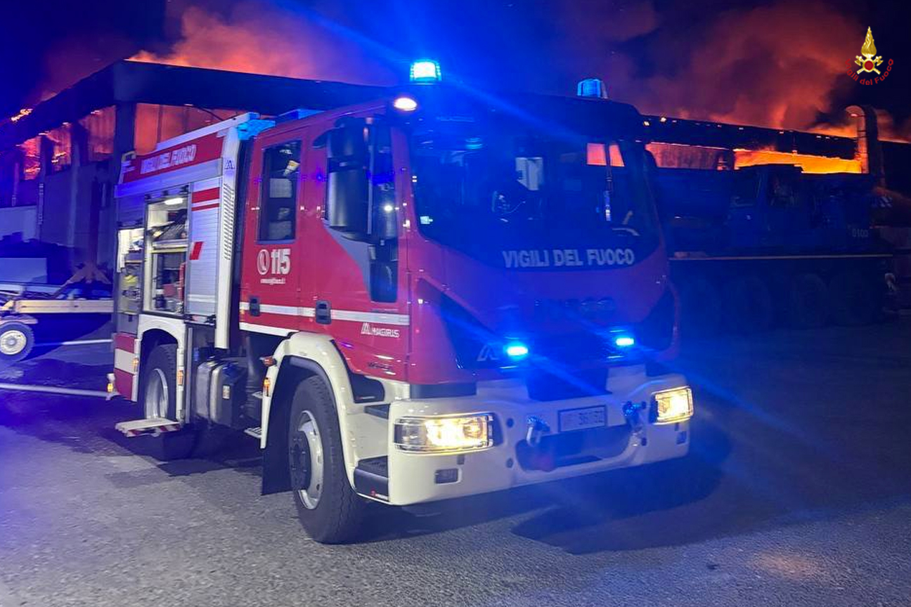 I Vigili del fuoco impegnati nelle operazioni di spegnimento dell'incendio che ha devastato un deposito nautico a Erbusco