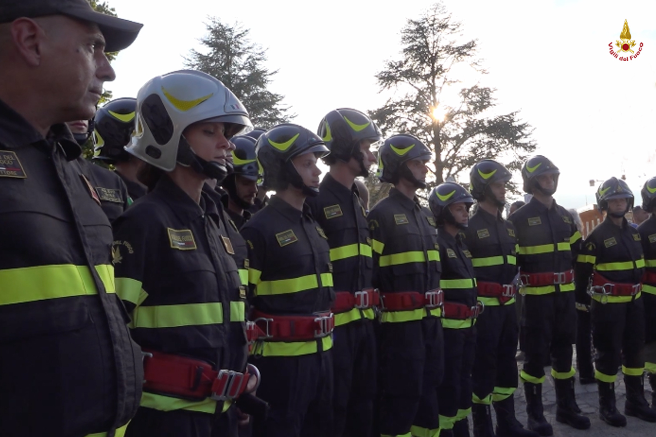 I Vigili del fuoco schierati ad Amatrice per le celebrazioni dell'anniversario del terremoto del 2016