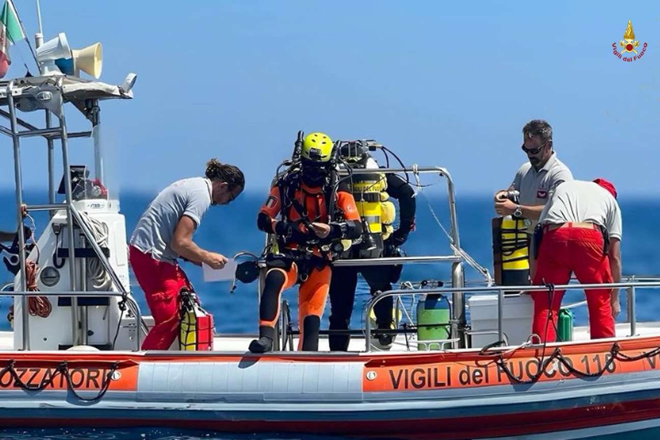 I sommozzatori dei Vigili del fuoco si preparano prima di immergersi per le complesse operazioni nel reitto sommerso del Bayesian