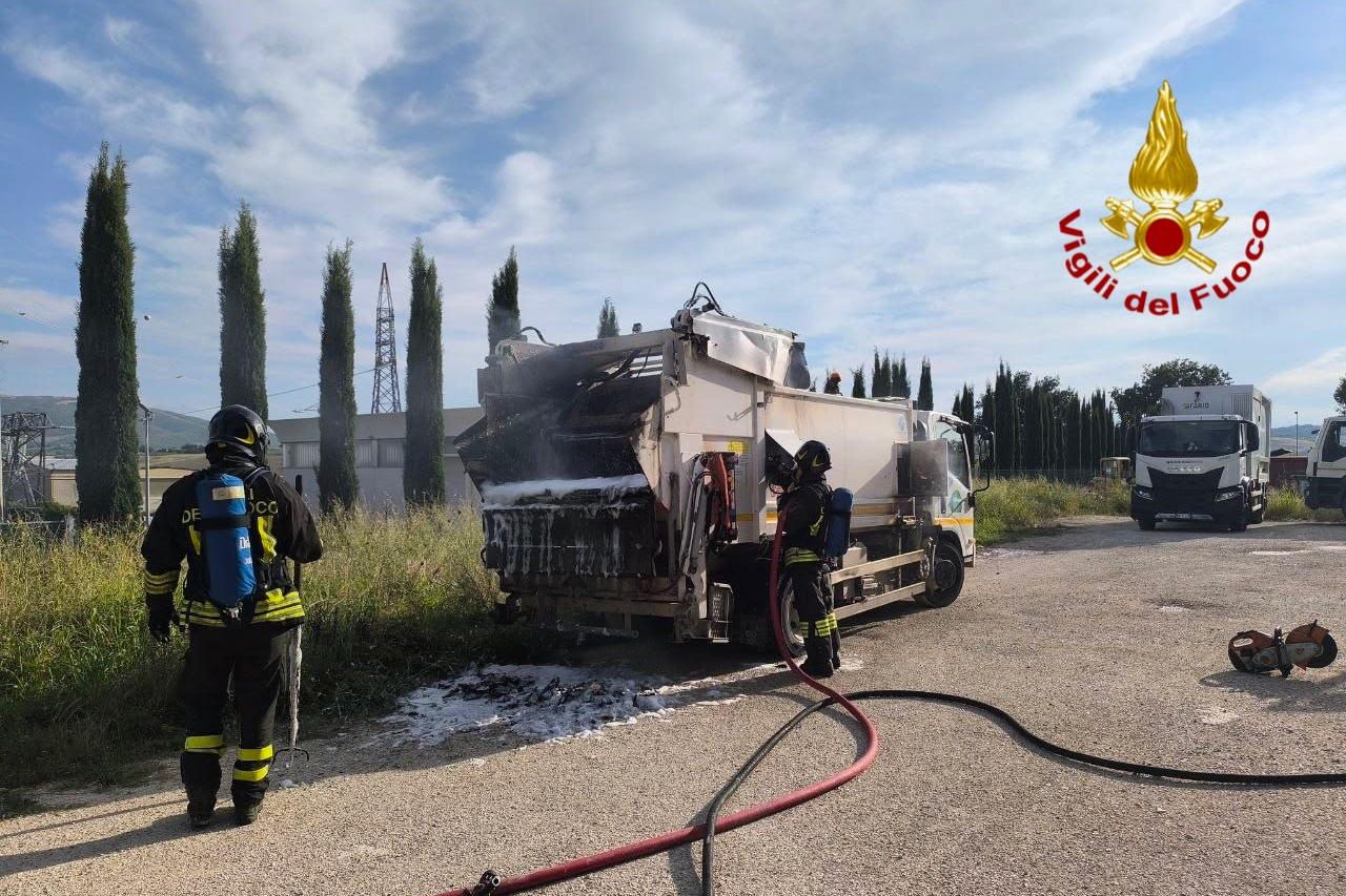 ncendio camion compattatore che trasportava carta