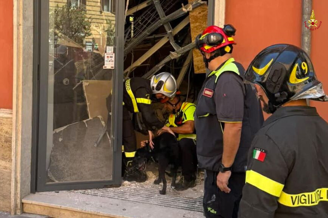 Vigili del fuoco impegnati nella ricerca di eventuali persone coinvolte nel crollo del solaio di una palazzina in via Cola di Rienzo a Roma